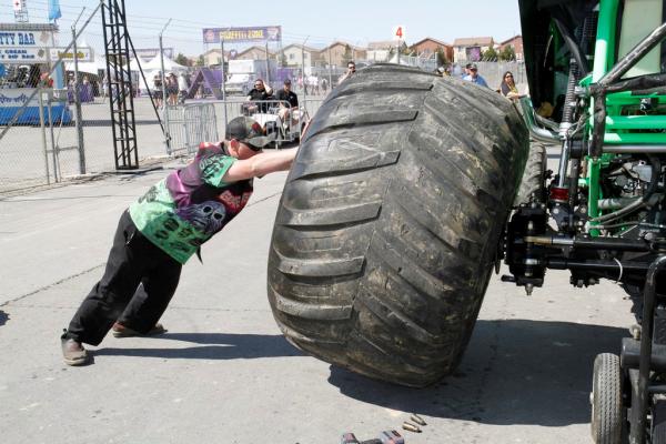 Monster Jam. Traktoru riepas var izmantot uz MONSTRIEM