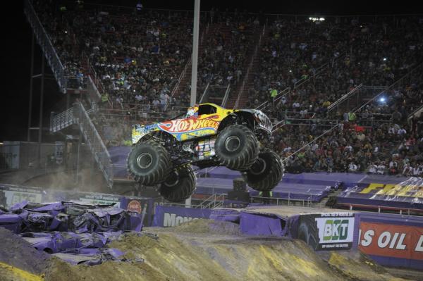 Monster Jam. Traktoru riepas var izmantot uz MONSTRIEM