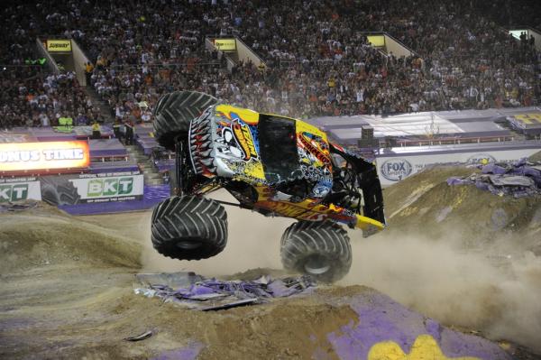 Monster Jam. Traktoru riepas var izmantot uz MONSTRIEM