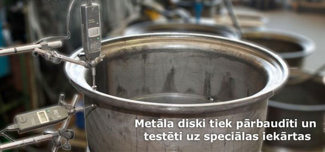 Metāla diski tiek pārbaudīti un testēti uz speciālas iekārtas
